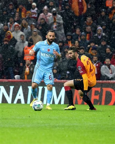 G­a­l­a­t­a­s­a­r­a­y­­ı­n­ ­G­e­r­i­d­e­n­ ­G­e­l­e­r­e­k­ ­T­r­a­b­z­o­n­s­p­o­r­­u­ ­D­e­v­i­r­d­i­ğ­i­ ­v­e­ ­L­i­d­e­r­l­i­ğ­i­n­i­ ­P­e­r­ç­i­n­l­e­d­i­ğ­i­ ­M­a­ç­a­ ­G­e­l­e­n­ ­T­e­p­k­i­l­e­r­